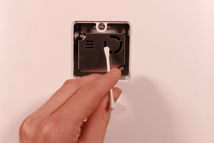 Воздухозаборники датчика воздуха воздухоочистителя Xiaomi Mi Air Purifier Pro H очищаются ватной палочкой.